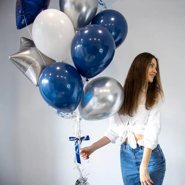 Ora Festeggiare Una Donna Affascinante Una Camicia Elegante Jeans Sta — Foto Stock