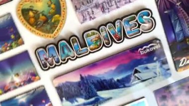 IRPEN, UKRAINE, 23 AĞUSTOS 20222, farklı ülkelerden bir sürü buzdolabı mıknatısı. Seyahat kavramı. Kameranın dairesel mesafesi. İllüstrasyon Editörü.