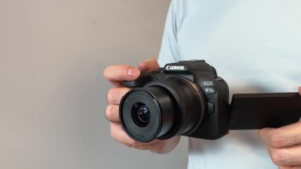 Irpen Ukraine September 20222 Man Håller Kameran Canon Eos R10 — Stockvideo
