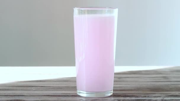 Die Elektrolyttablette Wird Wasser Gelöst Rosafarbenes Sprudelndes Wasser Glas — Stockvideo