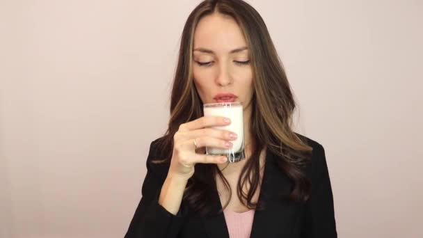 Hermosa Mujer Negocios Bebe Vaso Leche Chica Con Rizos Una — Vídeos de Stock