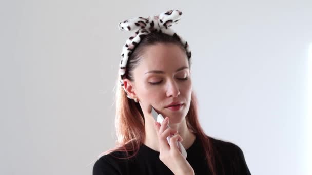 Ung Kvinna Rengör Sina Ansiktsporer Med Ultraljudsskrubber Egenvård Hemmet — Stockvideo
