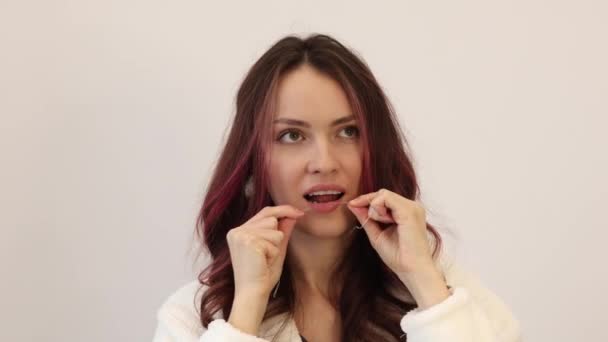 Концепция Стоматологической Помощи Красивая Девушка Пользуется Зубной Нитью Женщина Халате — стоковое видео