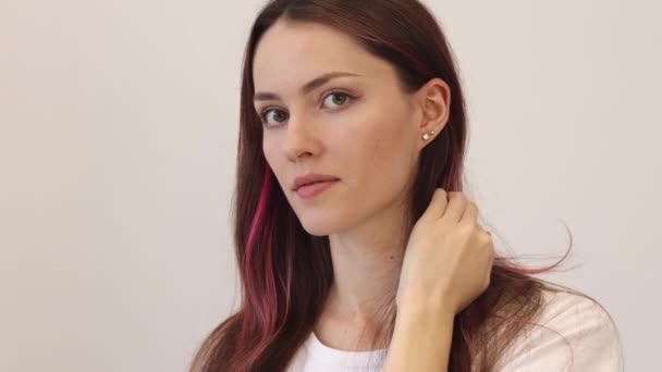 Hermosa Mujer Joven Niña Capacidad Para Menear Las Orejas Blanco — Vídeo de stock