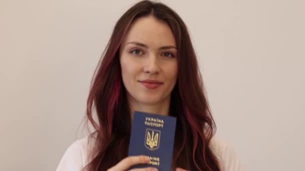 Hermosa Joven Mujer Muestra Pasaporte Ucraniano — Vídeo de stock