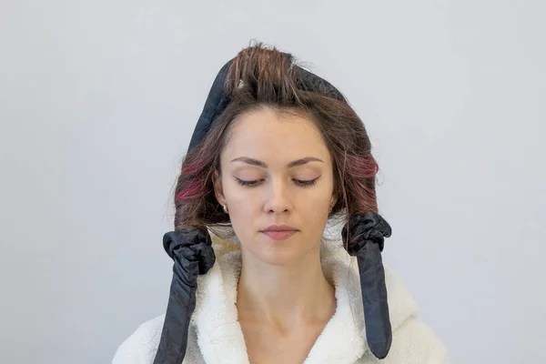 Egy Gyönyörű Fiatal Divatos Selyemhajcsavarókkal Hajában Lány Ünnepekre Csinálja Haját — Stock Fotó