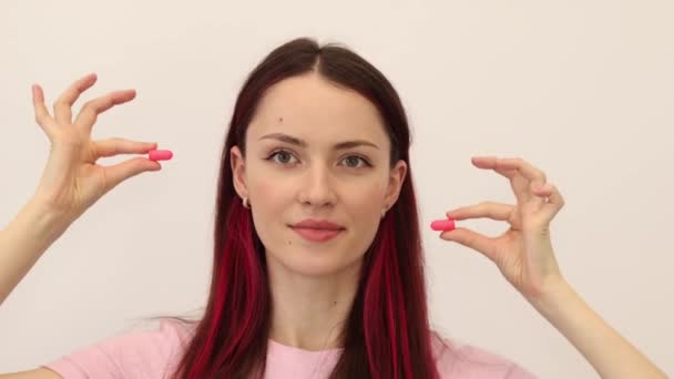 Młoda Ładna Kobieta Wkłada Zatyczki Uszu Ochrona Przed Hałasem — Wideo stockowe