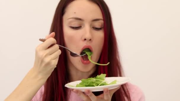 Όμορφη Νεαρή Λεπτή Γυναίκα Δίαιτα Τρώει Πράσινη Σαλάτα Ρόκα Κορίτσι — Αρχείο Βίντεο