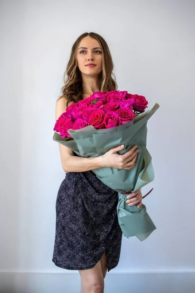 Junge Frau Schwarzem Kleid Hält Einen Großen Blumenstrauß Aus Rosa — Stockfoto