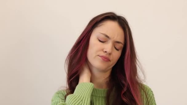 Tânără Frumoasă Dureri Gât Femeia Confruntă Dureri Ligamentele Mușchii Gâtului — Videoclip de stoc