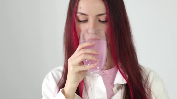 Mooie Jonge Vrouw Drinkt Elektrolyten Meisje Drinkt Rozenwater Een Glas — Stockvideo