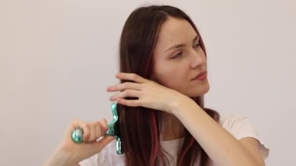 Mujer Joven Cepilla Cabello Travieso Con Peine Grande Hermoso Brillante — Vídeos de Stock