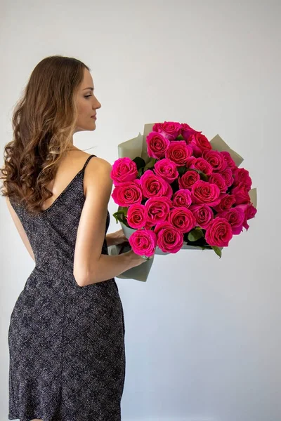 Fiatal Egy Ünnepi Ruha Áll Vissza Egy Csokor Rózsa Virágok — Stock Fotó