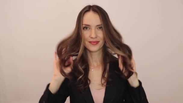 Belle Jeune Femme Après Avoir Teint Ses Cheveux Dans Salon — Video
