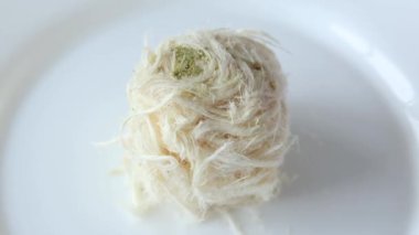 Türk Geleneksel Tatlı Pismaniye, Pamuk Şeker, Pistachios 'lu hafif Halva, kameranın her açıdan hareketi.