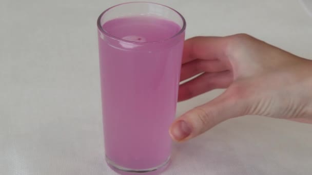 女性的手拿着一杯玫瑰水 里面溶解有电解质的冒泡药丸 — 图库视频影像