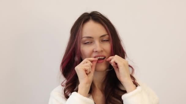 Dişlerini Temizleyen Beyaz Önlüklü Güzel Saçlı Genç Bir Kadın — Stok video