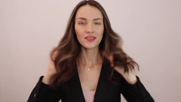 Güzel Genç Kadını Gösterişli Kıvırcık Saçlarını Gösteriyor Yüzündeki Saç Tellerini — Stok video