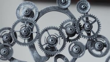 Steampunk esinlenilmiş gümüş renkli iğnelerden yapılmış yakın plan.