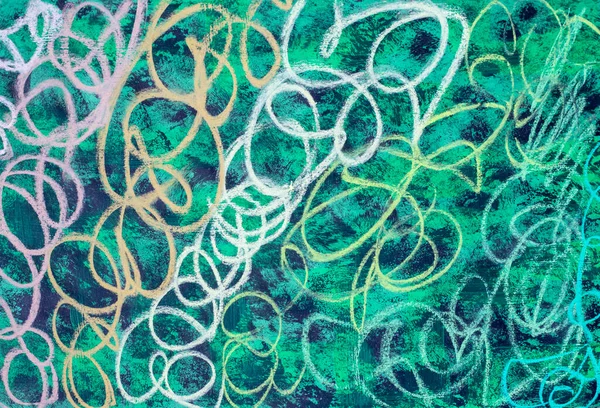 Çok renkli karalamalarla yeşil ve siyah graffiti tarzı arka plan. Tekniklerin karışımı. Grunge renkli boya kalemi duvarı. Eşsiz bir sanat eseri.