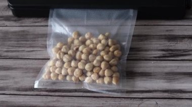 Süpürge, vakum torbasındaki havayı yarım kiloluk pastayla çeker ve kapatır. Videodaki süpürme işlemi.