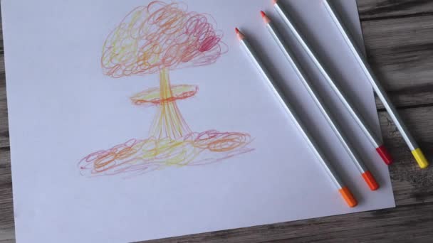 Детский Рисунок Ядерного Взрыва Цветными Карандашами Деревянном Столе Запутанная Картина — стоковое видео