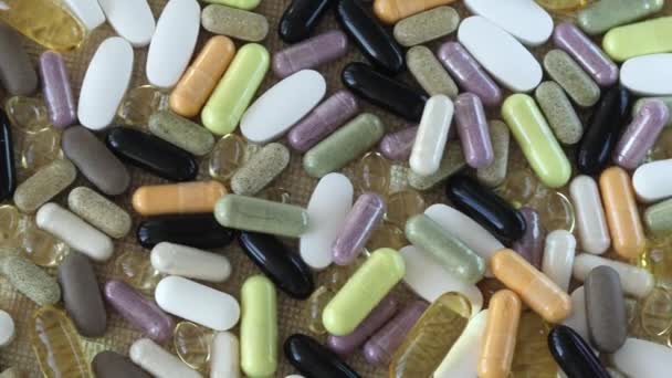 Missbrauch Von Pillen Und Nahrungsergänzungsmitteln Verschiedene Bunte Pillen Verstreut Auf — Stockvideo