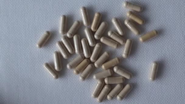 Διαφανές Φάρμακο Κάψουλα Χάπια Μπεζ Φάρμακα Διάσπαρτα Στο Τραπέζι Συμπλήρωμα — Αρχείο Βίντεο