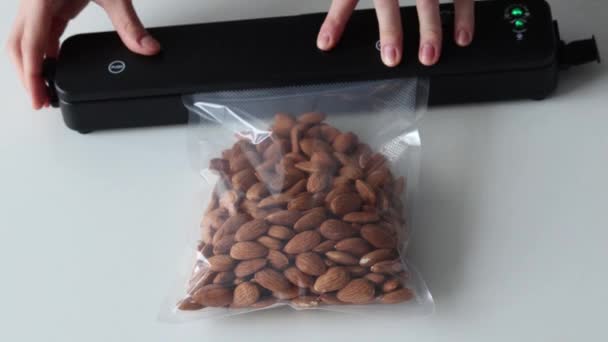 真空包装杏仁坚果作长期贮存 它使用真空包装机长期储存产品 家用厨房的真空包装机 — 图库视频影像