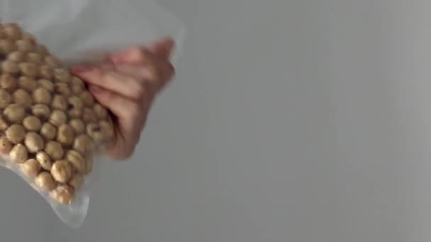 Ένας Σωρός Από Ξεφλουδισμένα Φουντούκια Συσκευάζοντας Σκούπες Φουντούκια Στο Χέρι — Αρχείο Βίντεο