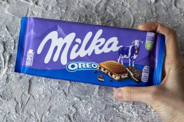 IRPEN, UKRAINE, 20 ARALIK 20222, Milka OREO Alpine sütlü çikolatası Gri arka planda,