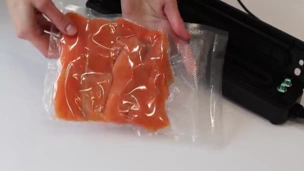長期保存やスーサイド料理のためのサーモンフィレ魚の真空包装 長期保存のために真空パッカーを使用してください トップ表示 — ストック動画