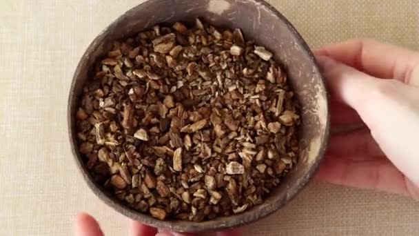 布洛克草本植物药在天然椰子酱碗的米色背景 圆形动议 — 图库视频影像
