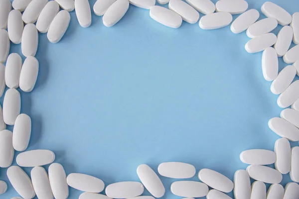Frame White Oval Medical Tablets Blue Background Medicinal Concept Top — Zdjęcie stockowe