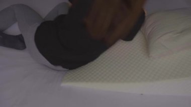 Umman, reflü gastrit jel köpüğü için kama şeklinde bir okuma yastığının üzerinde yatıyor..