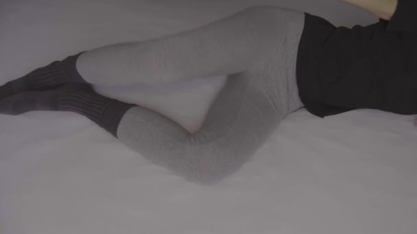 Жінка Анатомічною Подушкою Між Ногами Колінами Лежить Ліжку Білими Простирадлами — стокове відео