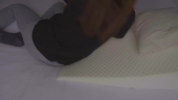 Лежить Клиноподібній Подушці Читання Рефлюкс Гастриту Гель Піни — стокове відео