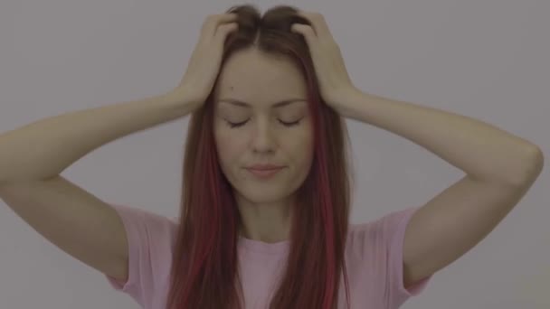 Kobieta Drapiąca Się Głowie Spowodowała Swędzenie Skóry Głowy Łupież Stan — Wideo stockowe
