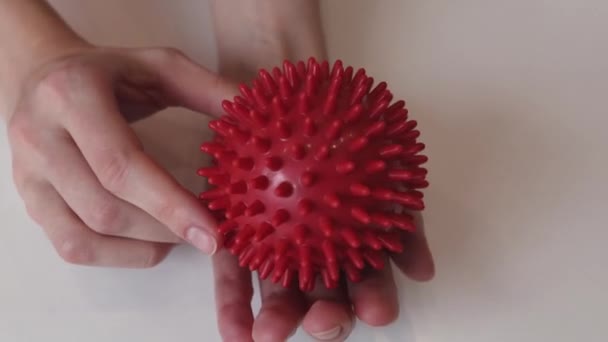 Spiky Rubberen Massagebal Voor Herstel Revalidatie Voor Ontspanning Massage — Stockvideo
