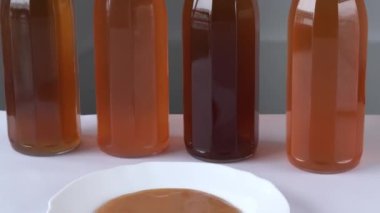 Ev yapımı mayalanmış çay mantarlı kombu çayı şişelerde içilir. Probiyotik, simbiyotik süper yiyecekler. Alkolsüz gazlı kokteyl, antioksidan.