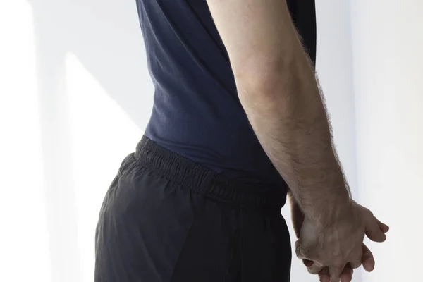 Bel omurgasındaki erkeklerde sırt eğriliği - hiperlordosis.