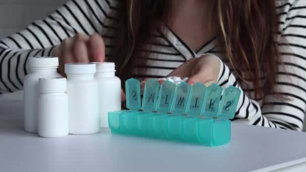 Mulher Organizando Sua Medicação Dispensador Pílulas Mulher Tomar Comprimidos Caixa — Vídeo de Stock