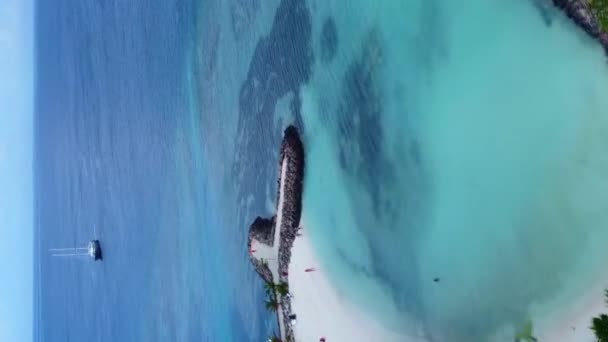 Widok Lotu Ptaka Wybrzeże Malediwów Kamiennymi Pomostami Statkiem Oceanie Pionowe — Wideo stockowe