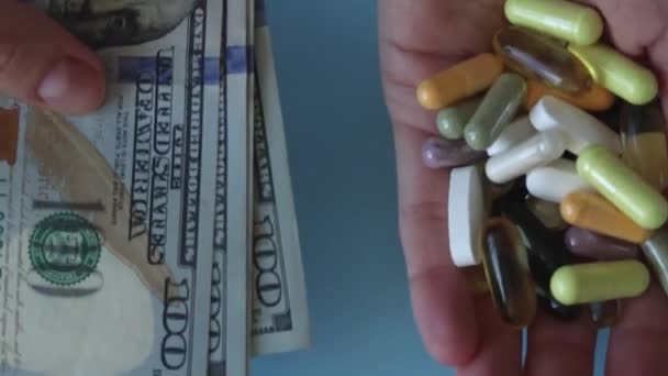 平衡健康与财富 你能负担得起保持健康吗 药丸或薪水支票 医疗费用上涨的现实概念 — 图库视频影像