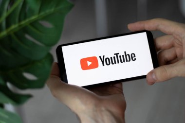 IRPEN, UKRAINE - 20 HAZİRAN 20223, akıllı telefon ekranı YouTube logosu kapanışı erkeklerin elinde, Illustrative Editorial