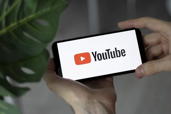 IRPEN, UKRAINE - 20 HAZİRAN 20223, akıllı telefon ekranı YouTube logosu kapanışı erkeklerin elinde, Illustrative Editorial