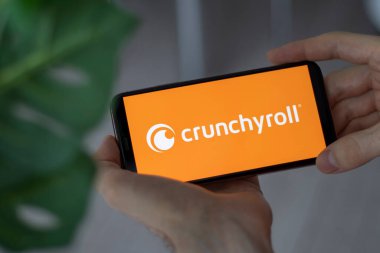 IRPEN, UKRAINE - 20 HAZİRAN 20223, Akıllı telefon ekranı Crunchyroll logosu kapanışı