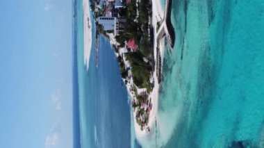 Maafushi Maldivleri 'ndeki adanın havadan görünüşü. Bir İHA 'dan dikey video.