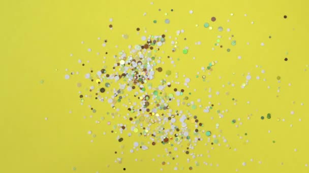 Pisos Fondo Amarillo Brillante Con Confeti Papel Colores Con Copyspace — Vídeos de Stock