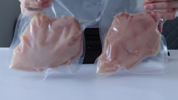 Süpürülmüş Tavuk Fileto Bir Kadının Elinde Ambalaj Makinesinin Önünde — Stok video